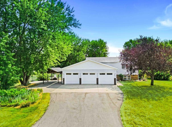 902 76th Avenue S, Fargo, ND 58104