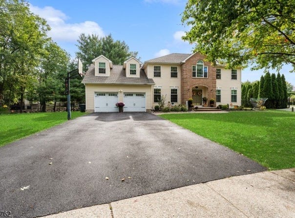 96 Carol Pl, Wayne Twp., NJ 07470-2926