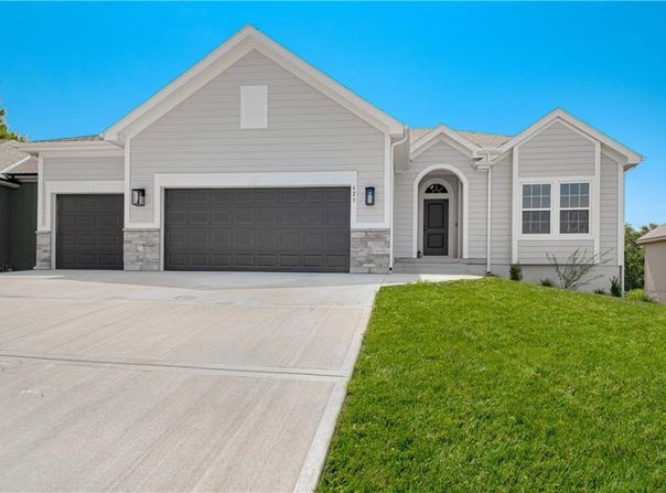 623 E 13th Street, Kearney, MO 64060