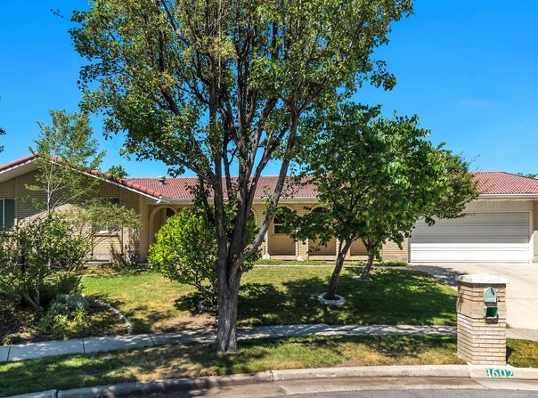 1602 E NICKLAUS Cir, Sandy, UT 84092