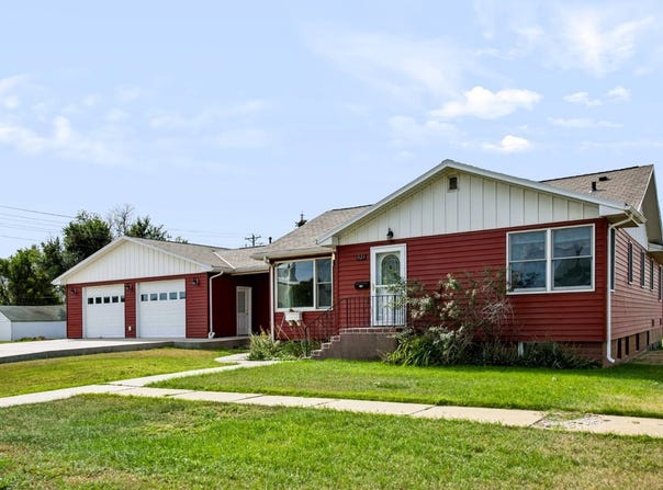 821 3rd St SE, Sidney, MT 59270