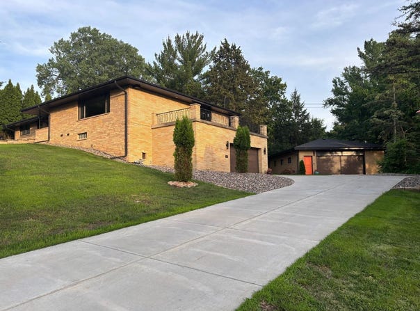 1472 Bridgeview Avenue, Eagan, MN 55121