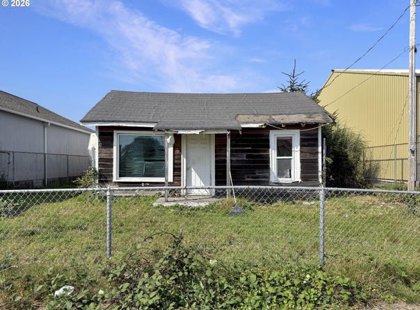 636 HEMLOCK St, Brookings, OR 97415