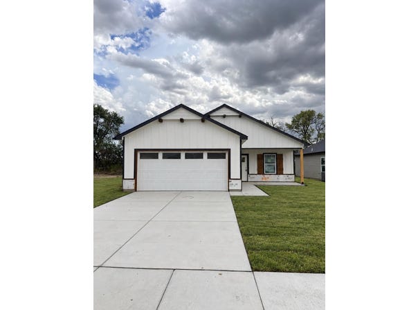 3631 E Bearsden St, Derby, KS 67037-7820