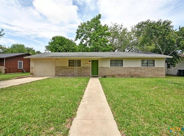 201 Hillcrest Drive, Luling, TX 78648