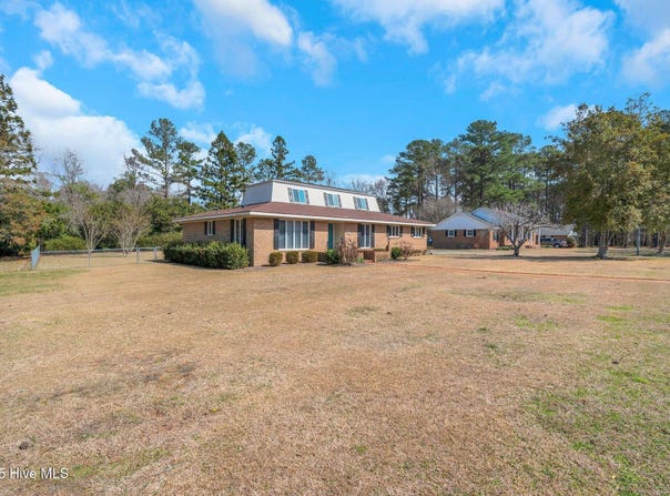 320 Pinecrest Drive, Chadbourn, NC 28431