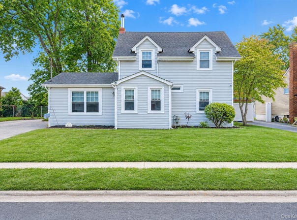 131 E Alhambra Avenue, Lindenhurst, NY 11757