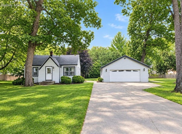 2735 Fox Grove Dr, Waterford, WI 53185