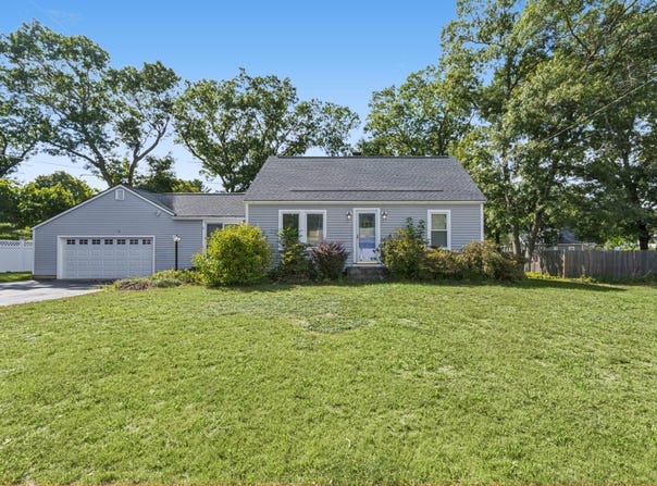 4 Amos St, Tewksbury, MA 01876