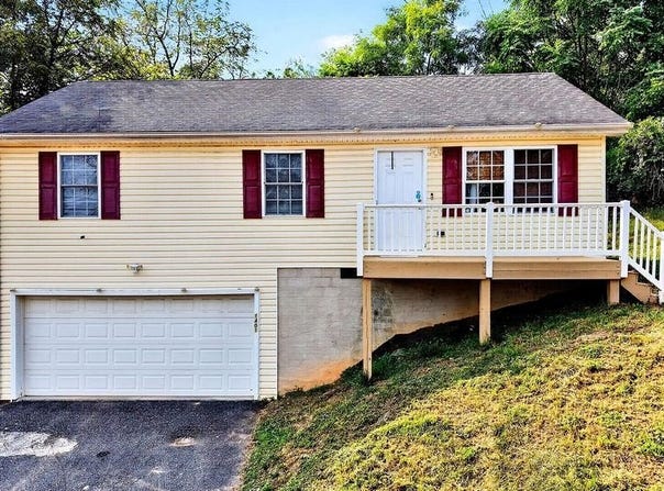 1401 STUART ST, STAUNTON, VA 24401