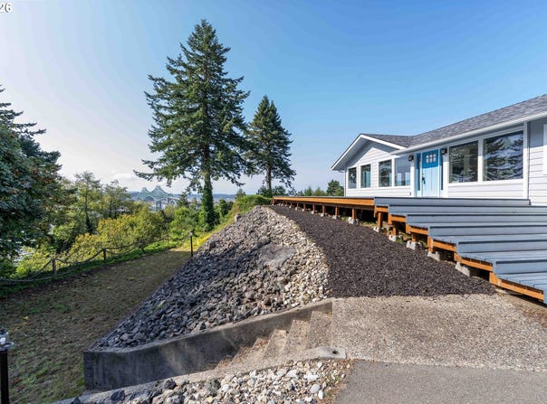 66634 GLASGOW Ln, NorthBend, OR 97459