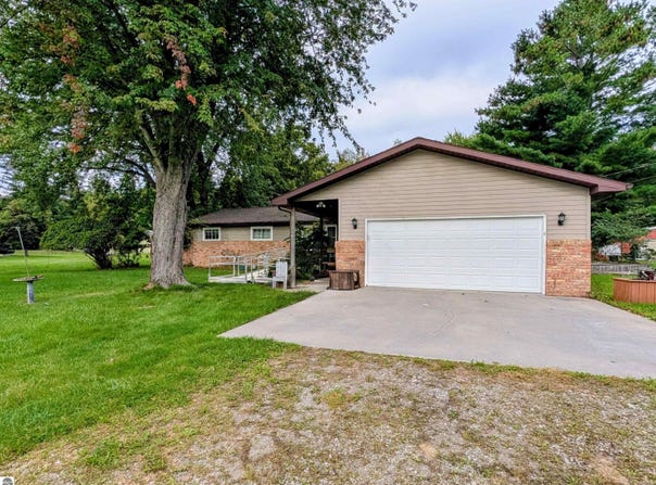 910 N Court Street, Au Gres, MI 48703