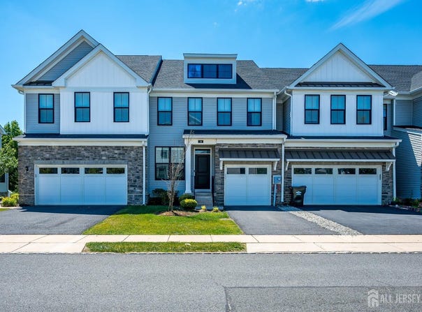 14 Hyacinth Lane, Monroe, NJ 08831