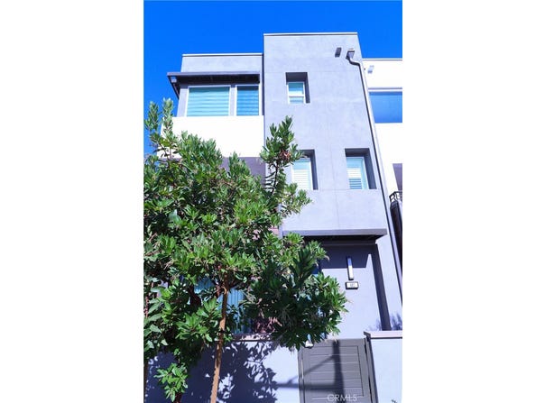 681 S Lyon St, Santa Ana, CA 92705
