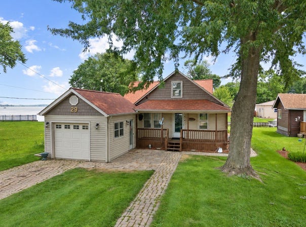 29 Atwater Parkway, Fox Lake, IL 60020