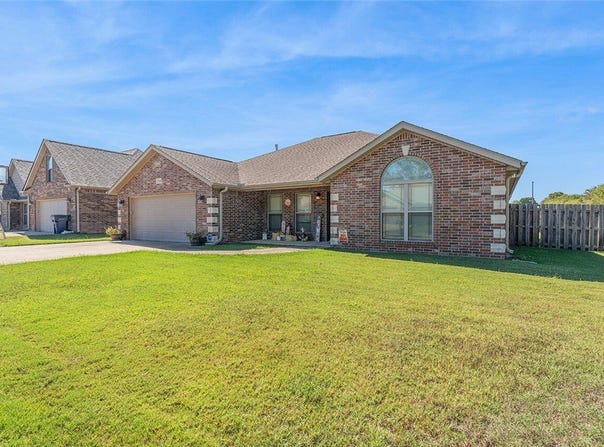 1910 N Midland Knoll Court, Siloam Springs, AR 72761