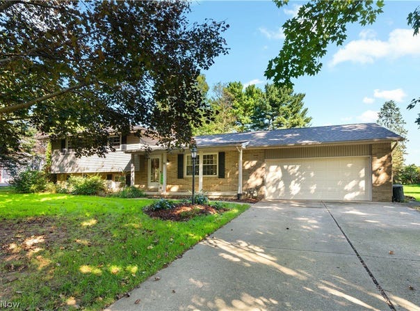 2561 Fallview Street NW, Uniontown, OH 44685