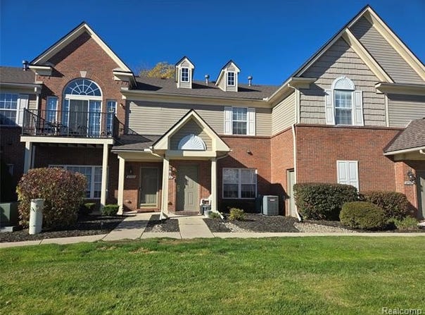 27337 Hidden Oaks Drive, Brownstown Twp, MI 48183