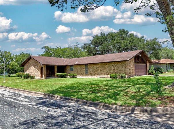 808 Herder Ave, Schulenburg, TX 78956
