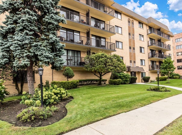 1441 E Thacker Street, Des Plaines, IL 60016