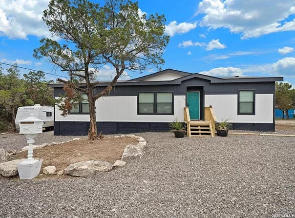 6739 WHARTONS DOCK RD, Bandera, TX 78003