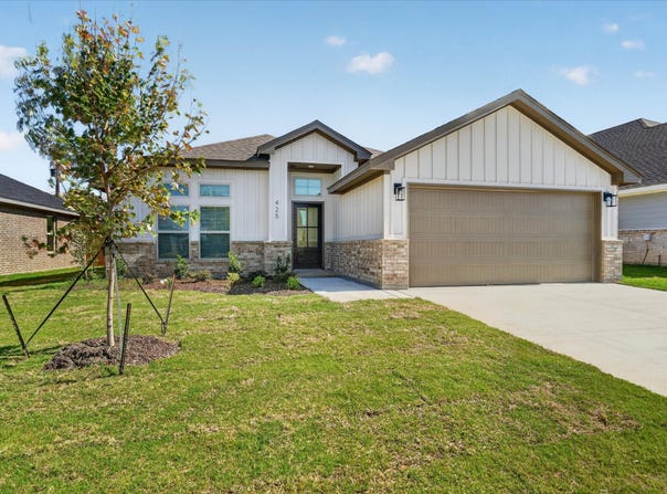 425 Rose Avenue, Cleburne, TX 76033