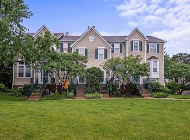 2418 Courtyard Circle, Aurora, IL 60506