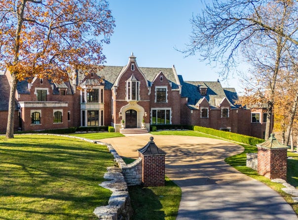 6052 E Summit View Drive, Springfield, MO 65809