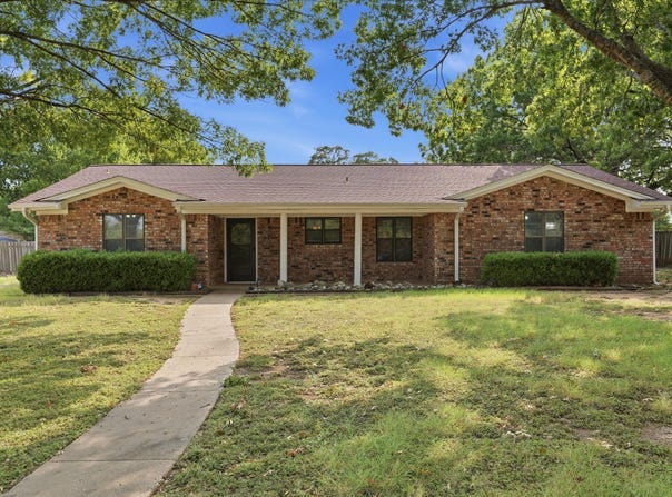 140 Towne W Drive, Lorena, TX 76655