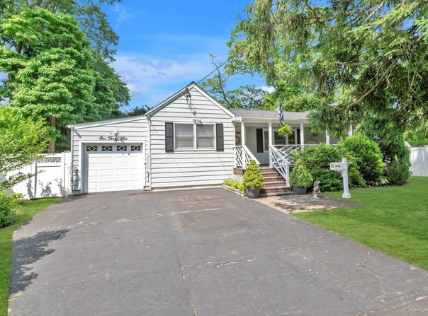 135 Centre Avenue, Lindenhurst, NY 11757