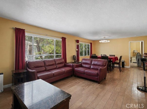18601 Collins, Tarzana, CA 91356