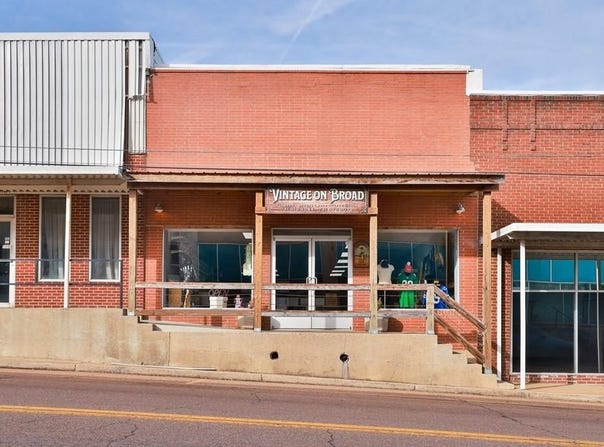 112 Broad St, GREENFIELD, TN 38230
