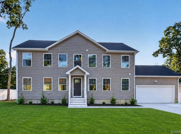 9 Oswego Place, West Babylon, NY 11704