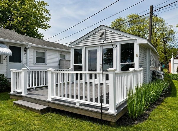 16 E Andrew Comstock Avenue, Warwick, RI 02886