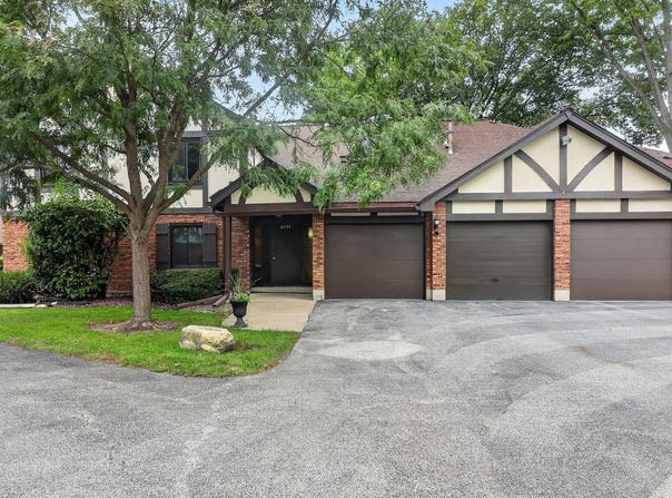 8255 Juniper Court, Palos Hills, IL 60465