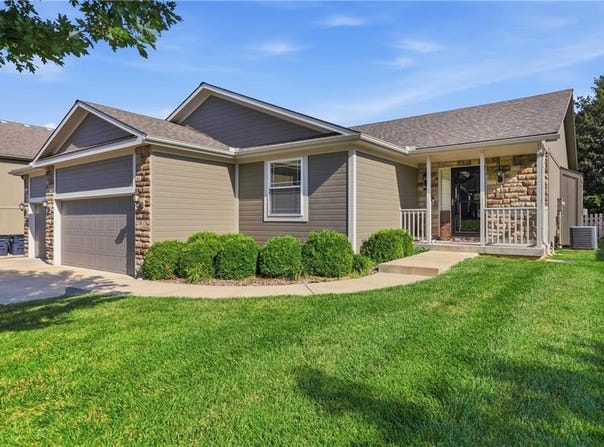 3817 SW Briarwood Oaks Drive, Blue Springs, MO 64015