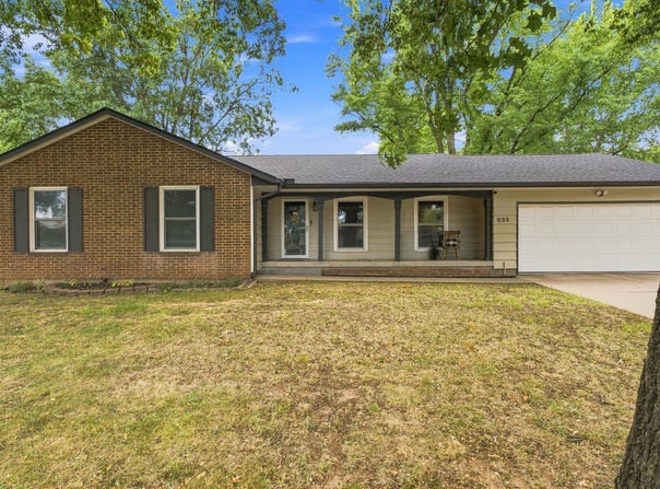 925 E Wedgewood Dr, Derby, KS 67037-1945