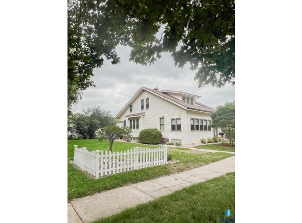 213 N Cedar St, Luverne, MN 56156