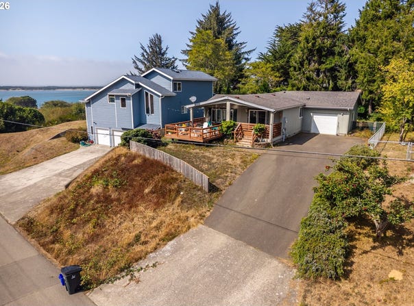 743 CAROLINE St, Bandon, OR 97411