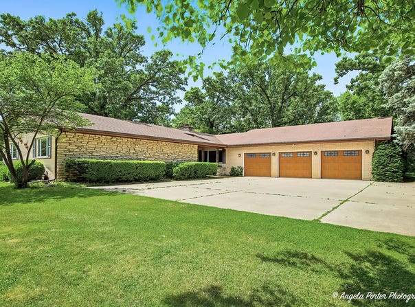 4121 Miller Oaks Drive, McHenry, IL 60051