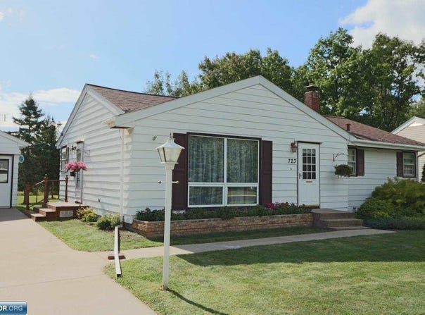 723 Maple Dr, Aurora, MN 55705