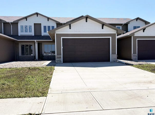 5103 E 67th St, Sioux Falls, SD 57108