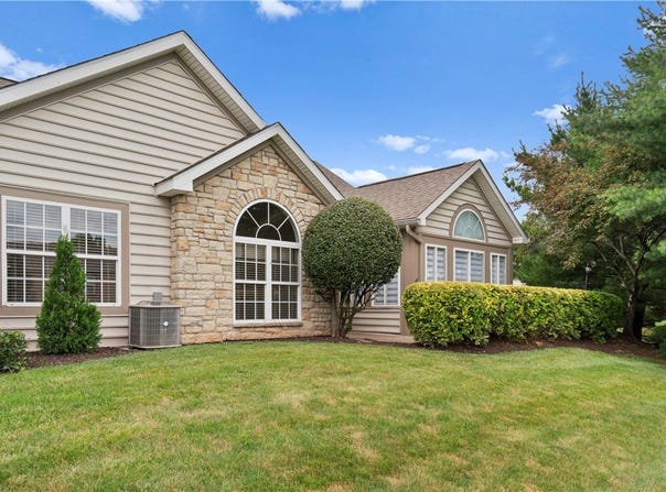 1701 Heather Heights Dr, Crescent, PA 15046