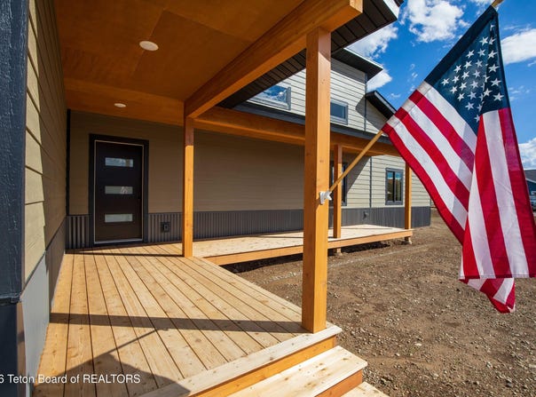 600 LITTLE GREYS Loop, Etna, WY 83118