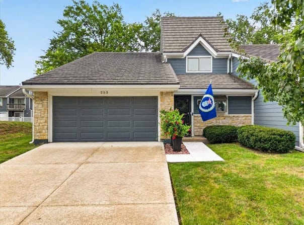 253 NE Edgewater Drive, Lee's Summit, MO 64064