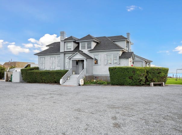32 Lighthouse Road, Hampton Bays, NY 11946
