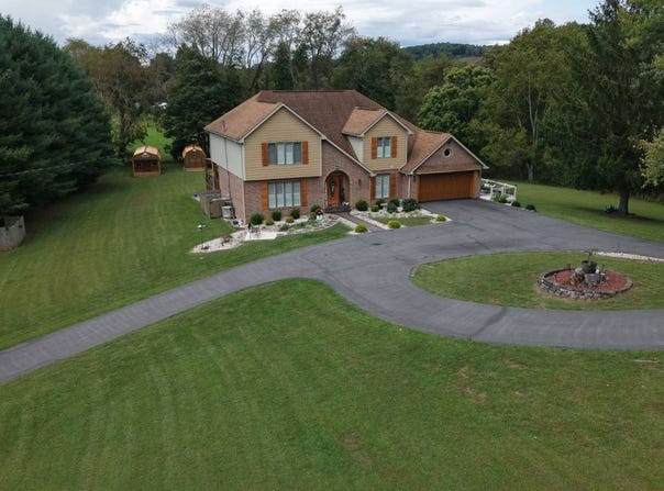 140 Grove St., Pounding Mill, VA 24637