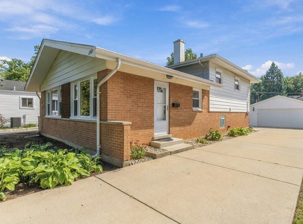 255 E Parkside Avenue, Lombard, IL 60148