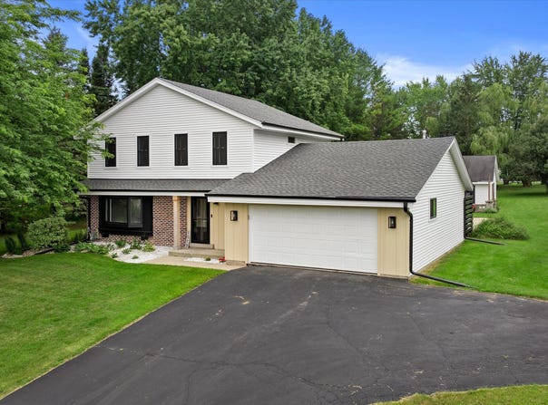 1013 Fairfield Ln, West Bend, WI 53090