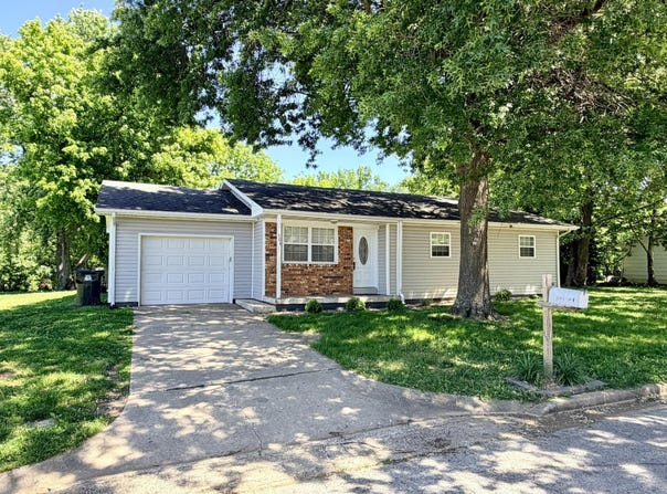 904 S Oak Ridge Drive, Aurora, MO 65605